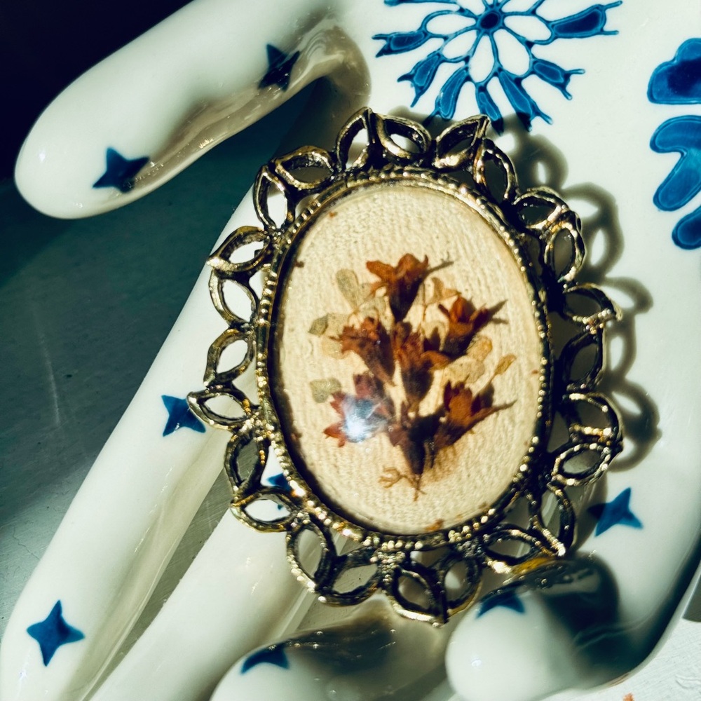Vintage Pressed Flowers domed brooch - Picture 3 of 7